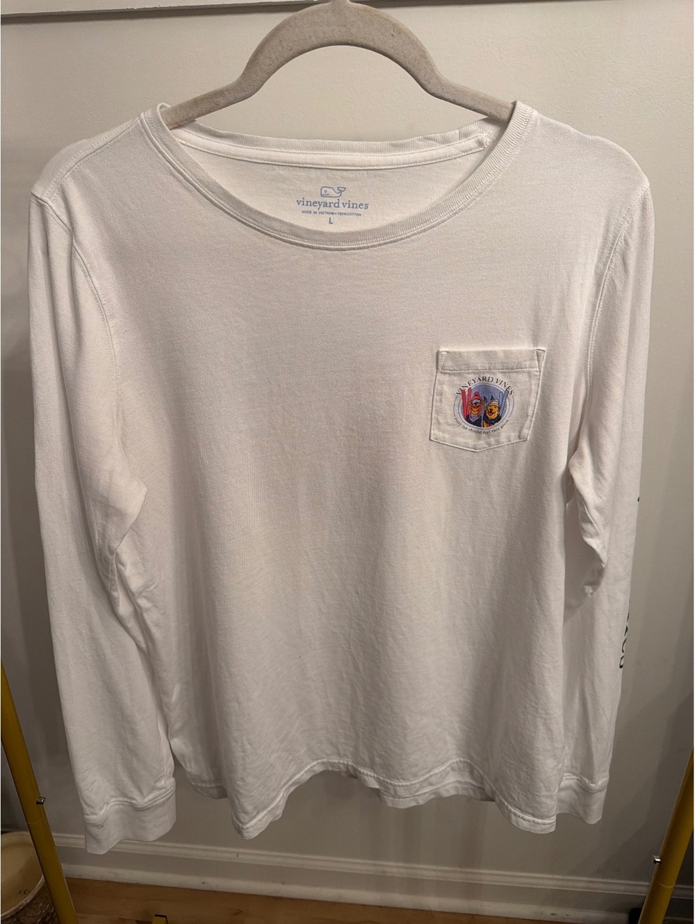 Vineyard Vines White Long Sleeve Tee with Ski Dog Graphic - Size L